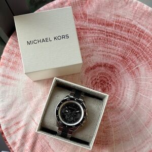 Michael Kors MK 8664 Black and Silver Men’s Chronograph Watch. Needs New Battery